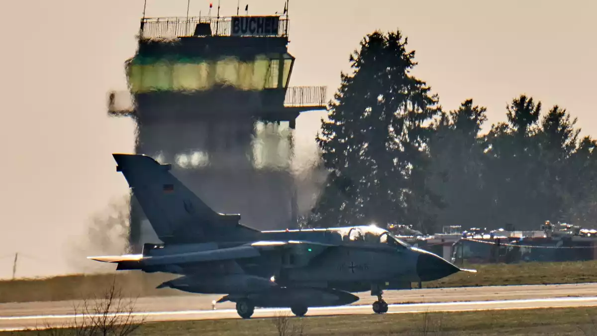 Zeichen des Zusammenhalts: Die Luftwaffe verlegt für die Nato-Übung drei Tornados nach Italien. (Archivbild) - Bild: Thomas Frey/dpa