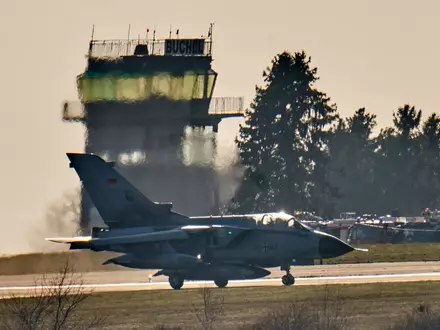 Zeichen des Zusammenhalts: Die Luftwaffe verlegt für die Nato-Übung drei Tornados nach Italien. (Archivbild) - Foto: Thomas Frey/dpa