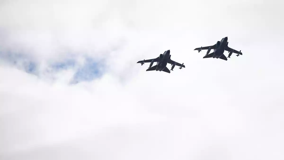 Ausgewählte Tornado-Kampfflugzeuge der Luftwaffe sind so ausgerüstet, dass sie im Fall der Fälle auch US-Atombomben abwerfen könnten. (Archivbild) - Bild: Rainer Jensen/dpa