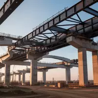 Eine weitläufige Baustelle für ein Infrastrukturprojekt mit massiven Stahlträgern und Betonpfeilern bei Tageslicht. - Foto: über boerse-global.de