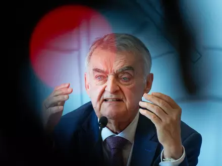 NRW-Innenminister Herbert Reul (CDU) liegt nach einem Sturz im Krankenhaus (Archivbild) - Foto: Henning Kaiser/dpa