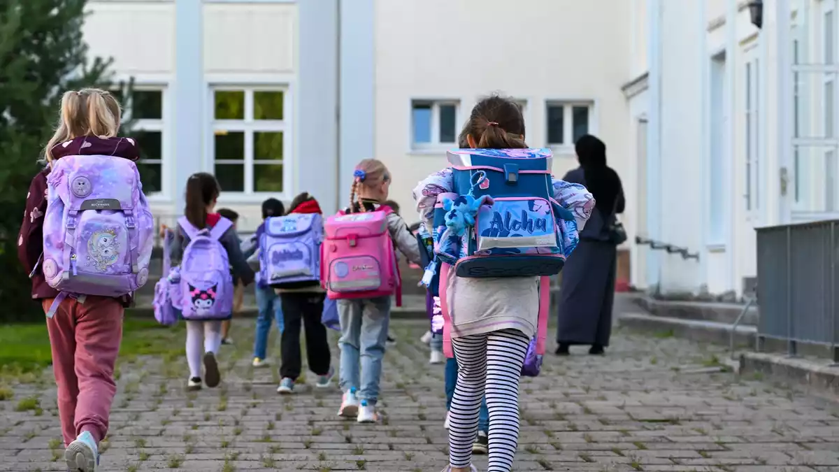 Kinder leiden unter den Folgen des Klimawandels. (Symbolbild) - Bild: Patrick Pleul/dpa
