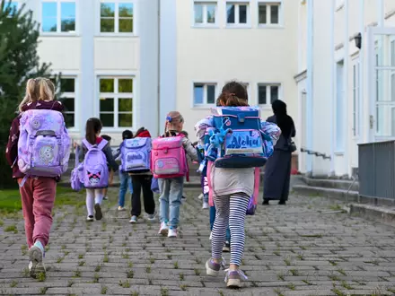 Kinder leiden unter den Folgen des Klimawandels. (Symbolbild) - Foto: Patrick Pleul/dpa