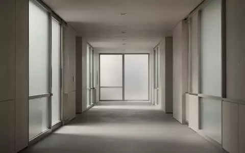 Ein leerer, modern gestalteter Flur in einem Gebäude mit neutralen Tönen und einfallendem Tageslicht. - Foto: über boerse-global.de