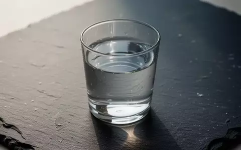Ein schlichtes Glas mit klarem Wasser auf einer dunklen Schieferplatte bei natürlichem Lichteinfall. - Foto: über boerse-global.de