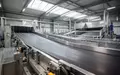Ein leeres, sauberes Fließband in einer hochmodernen industriellen Sortieranlage für Abfälle. - Foto: über boerse-global.de