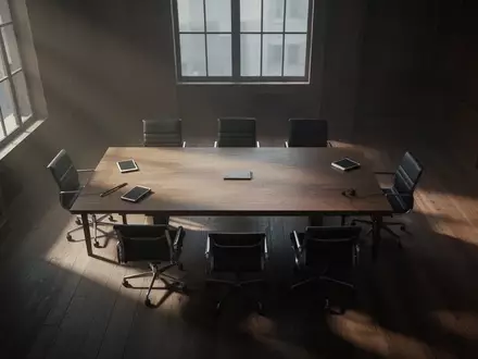 Ein leerer, ruhig beleuchteter Besprechungsraum mit einem Konferenztisch, der eine formelle und sachliche Atmosphäre vermittelt. - Foto: über boerse-global.de