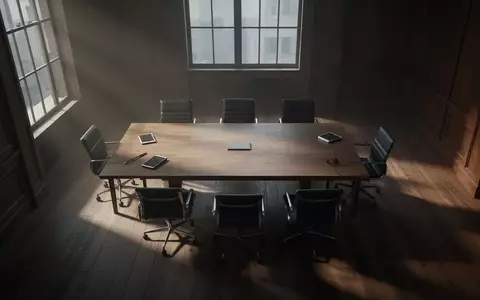 Ein leerer, ruhig beleuchteter Besprechungsraum mit einem Konferenztisch, der eine formelle und sachliche Atmosphäre vermittelt. - Foto: über boerse-global.de