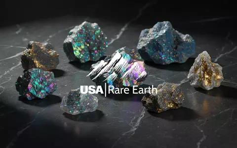 Nahaufnahme von glänzenden Seltenerdmineralien auf einer dunklen Oberfläche, die industrielle Wertschöpfung symbolisieren. - Foto: über boerse-global.de