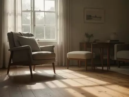 Ein ruhiges, sonnendurchflutetes Wohnzimmer mit einem bequemen Sessel am Fenster in einer stillen, natürlichen Atmosphäre. - Foto: über boerse-global.de