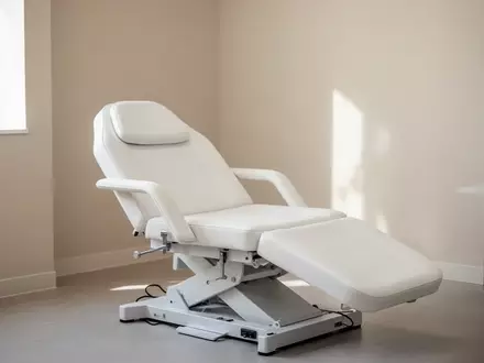 Ein minimalistischer, heller Behandlungsraum in einer Klinik mit einem weißen Behandlungsstuhl in ruhiger Atmosphäre. - Foto: über boerse-global.de