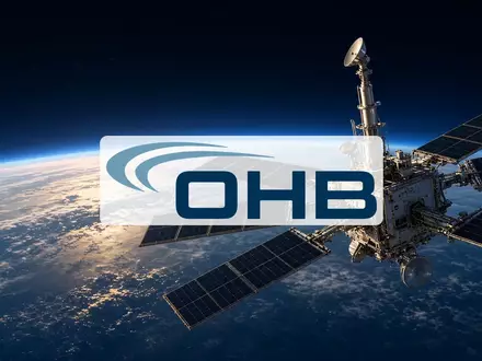 Futuristische Satellitenplattformen im Weltraum vor der Erdkrümmung. - Foto: über boerse-global.de