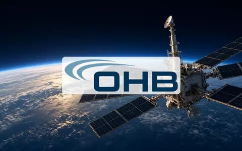 Futuristische Satellitenplattformen im Weltraum vor der Erdkrümmung. - Foto: über boerse-global.de