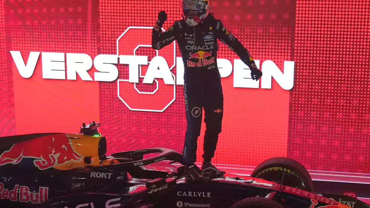 Wie in alten Zeiten: Max Verstappens Dominanz in Singapur. - Bild: Ng Han Guan/AP/dpa