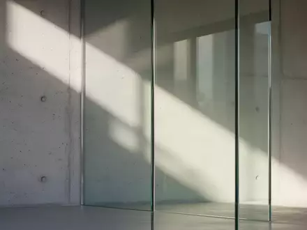 Abstraktes Spiel aus Licht und Schatten auf einer minimalistischen Betonwand. - Foto: über boerse-global.de