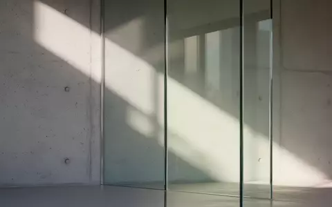 Abstraktes Spiel aus Licht und Schatten auf einer minimalistischen Betonwand. - Foto: über boerse-global.de