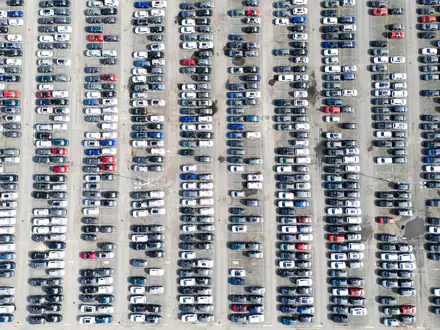 Neuwagen von Volkswagen stehen in Wolfsburg. (Symbolbild) - Foto: Julian Stratenschulte/dpa