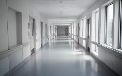 Ein leerer, modern gestalteter Krankenhausflur mit einfallendem Tageslicht und minimalistischer Architektur. - Foto: über boerse-global.de