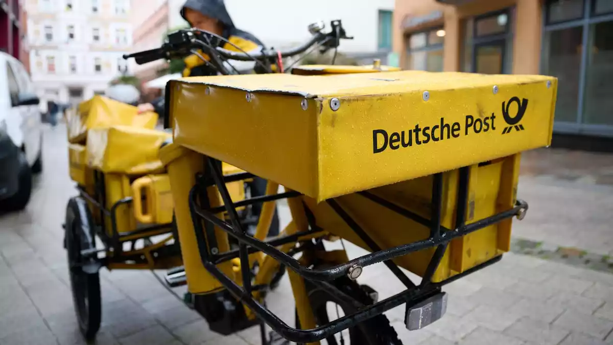 Eine Postbotin bei der Arbeit.  - Bild: Philip Dulian/dpa