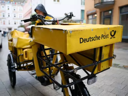 Eine Postbotin bei der Arbeit.  - Foto: Philip Dulian/dpa