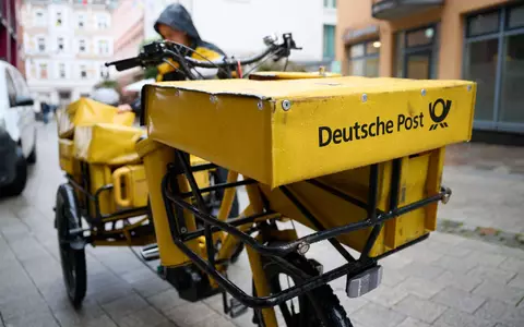 Eine Postbotin bei der Arbeit.  - Foto: Philip Dulian/dpa