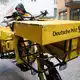 Eine Postbotin bei der Arbeit.  - Bild: Philip Dulian/dpa