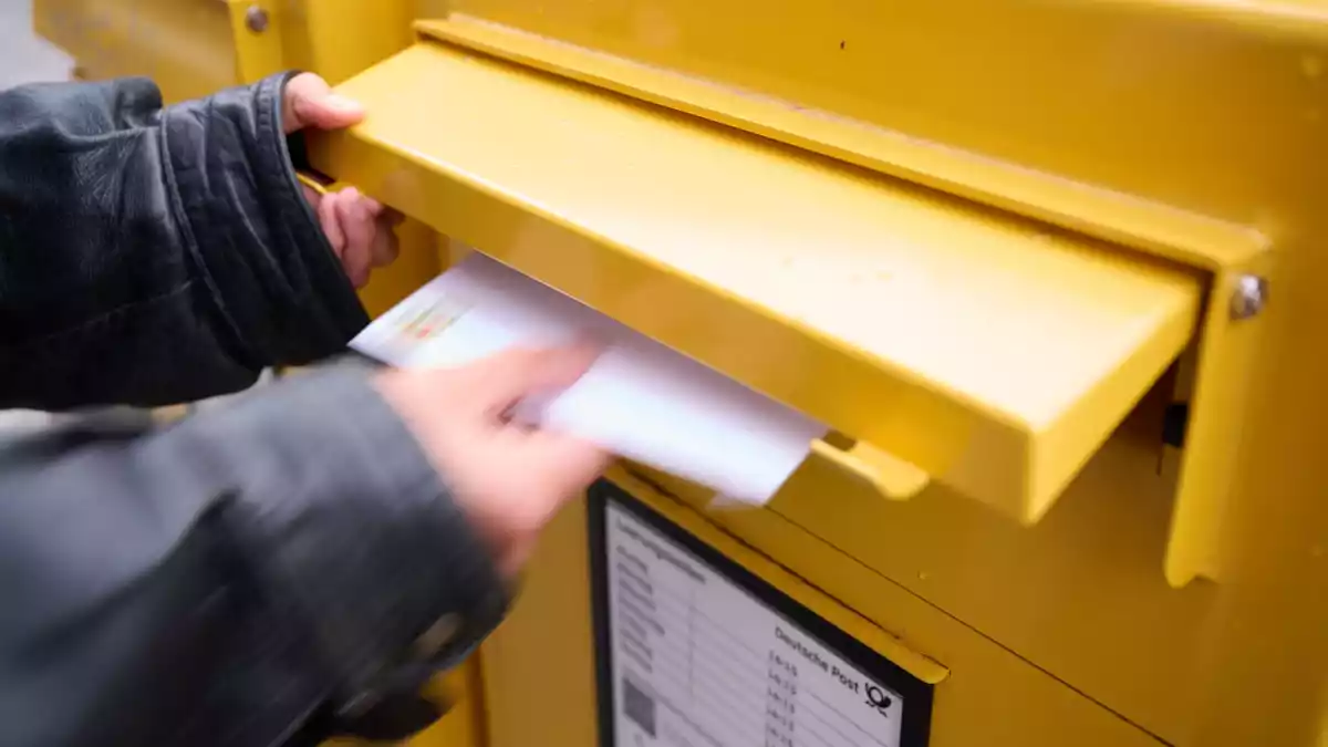 Das kostet bislang 95 Cent: der Versand eines Standardbriefs in Deutschland.  - Bild: Philip Dulian/dpa