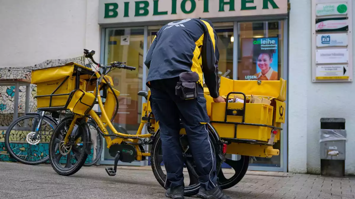 Auch Bibliotheken bekommen Post.  - Bild: Philip Dulian/dpa