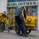 Auch Bibliotheken bekommen Post.  - Bild: Philip Dulian/dpa