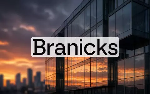 Abstrakte Architektur eines modernen Bürogebäudes bei Dämmerung, symbolisch für Immobilienwirtschaft und Unternehmensführung. - Foto: über boerse-global.de