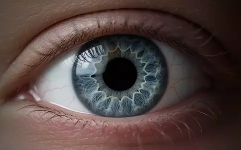 Nahaufnahme eines menschlichen Auges mit Fokus auf die Iris und die Pupille in einer klinischen, ruhigen Umgebung. - Foto: über boerse-global.de