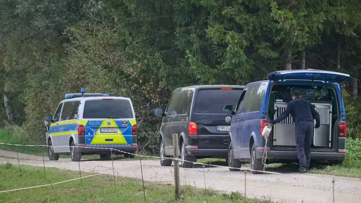 In den Tagen nach der Sichtung hatten Polizisten das Naturschutzgebiet durchkämmt. - Bild: Peter Kneffel/dpa