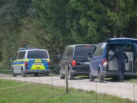 In den Tagen nach der Sichtung hatten Polizisten das Naturschutzgebiet durchkämmt. - Foto: Peter Kneffel/dpa
