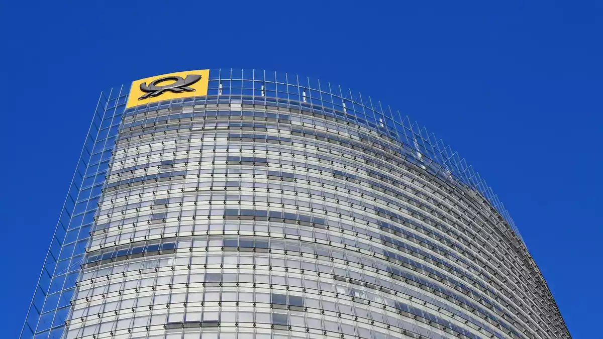 Auf der Konzernzentrale, dem Bonner Posttower, ist das gute alte Posthorn montiert. - Bild: Wolf von Dewitz/dpa