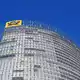 Auf der Konzernzentrale, dem Bonner Posttower, ist das gute alte Posthorn montiert. - Bild: Wolf von Dewitz/dpa