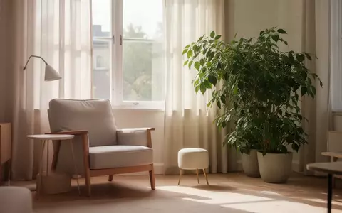 Ein helles, ruhiges Wohnzimmer mit einem Sessel bei natürlichem Tageslicht, das eine Atmosphäre der Entlastung vermittelt. - Foto: über boerse-global.de