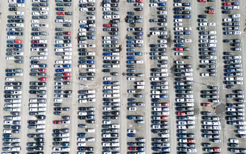 Neuwagen von Volkswagen stehen in Wolfsburg. (Symbolbild) - Foto: Julian Stratenschulte/dpa