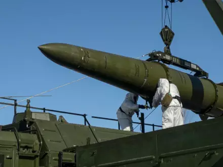 Die neuen Sanktionen richten sich gegen den militärisch-industriellen Komplex in Russland. (Archivbild) - Foto: -/Russian Defense Ministry Press Service/AP/dpa