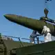 Die neuen Sanktionen richten sich gegen den militärisch-industriellen Komplex in Russland. (Archivbild) - Bild: -/Russian Defense Ministry Press Service/AP/dpa