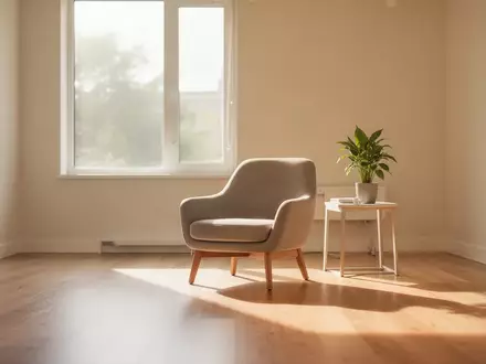 Ein heller, minimalistisch eingerichteter Therapieraum mit einem bequemen Sessel und einer Pflanze, durchflutet von Tageslicht. - Foto: über boerse-global.de