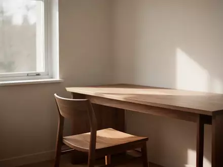 Ein minimalistischer, sonnendurchfluteter Schreibtisch in einem ruhigen Arbeitszimmer mit natürlichem Licht. - Foto: über boerse-global.de