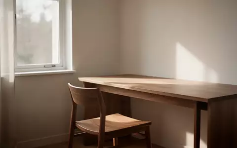 Ein minimalistischer, sonnendurchfluteter Schreibtisch in einem ruhigen Arbeitszimmer mit natürlichem Licht. - Foto: über boerse-global.de