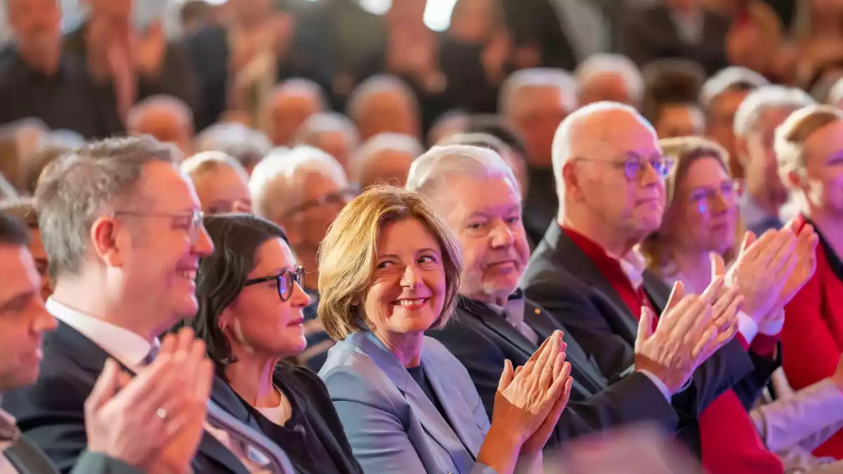 Schweitzer in einer Reihe mit seiner Frau Barbara und seinen Vorgängern Malu Dreyer, Kurt Beck und Rudolf Scharping. (Archivfoto) - Bild: Andreas Arnold/dpa