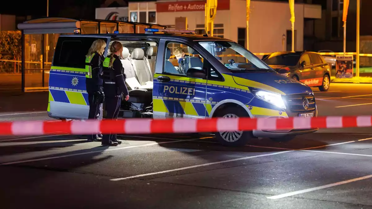 An einem Parkplatz in Bielefeld fallen Schüsse, drei Menschen kommen mit Schussverletzungen ins Krankenhaus.  - Bild: Friso Gentsch/dpa