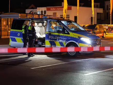 An einem Parkplatz in Bielefeld fallen Schüsse, drei Menschen kommen mit Schussverletzungen ins Krankenhaus.  - Foto: Friso Gentsch/dpa