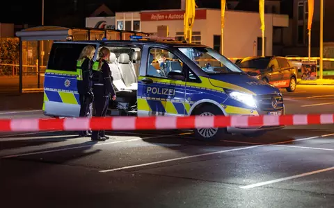 An einem Parkplatz in Bielefeld fallen Schüsse, drei Menschen kommen mit Schussverletzungen ins Krankenhaus.  - Foto: Friso Gentsch/dpa
