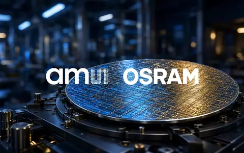 Abstraktes Bild einer Halbleiter-Wafer-Oberfläche in einem High-Tech-Reinraum mit blauer und goldener Beleuchtung. - Foto: über boerse-global.de