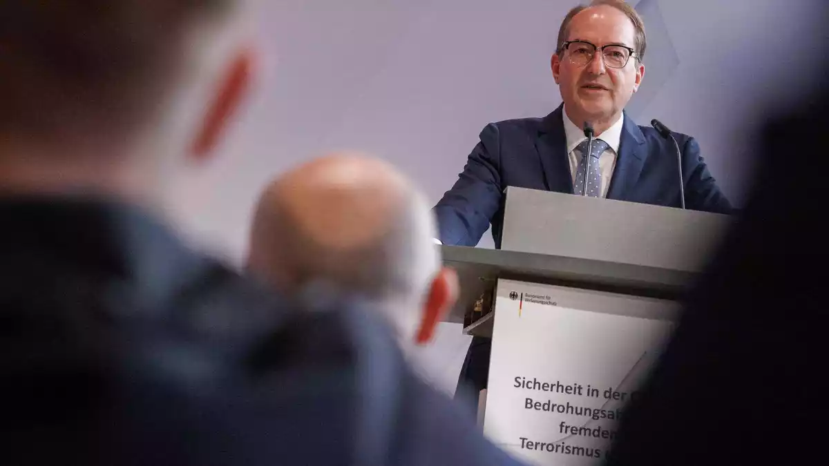 Bundesinnenminister Alexander Dobrindt sieht Deutschland in einem «Schattenkrieg». - Bild: Carsten Koall/dpa