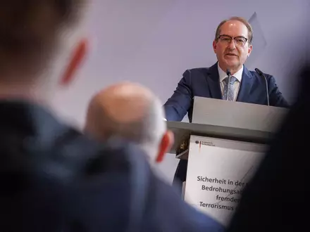 Bundesinnenminister Alexander Dobrindt sieht Deutschland in einem «Schattenkrieg». - Foto: Carsten Koall/dpa