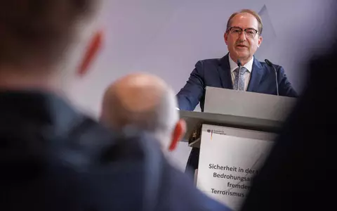 Bundesinnenminister Alexander Dobrindt sieht Deutschland in einem «Schattenkrieg». - Foto: Carsten Koall/dpa